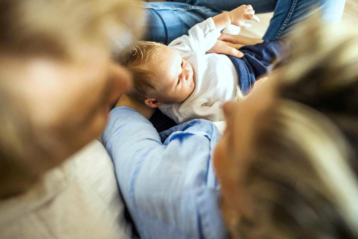 Baby liegt entspannt im familiären Umfeld – sensible Lebensphase gegenüber Umwelteinflüssen.