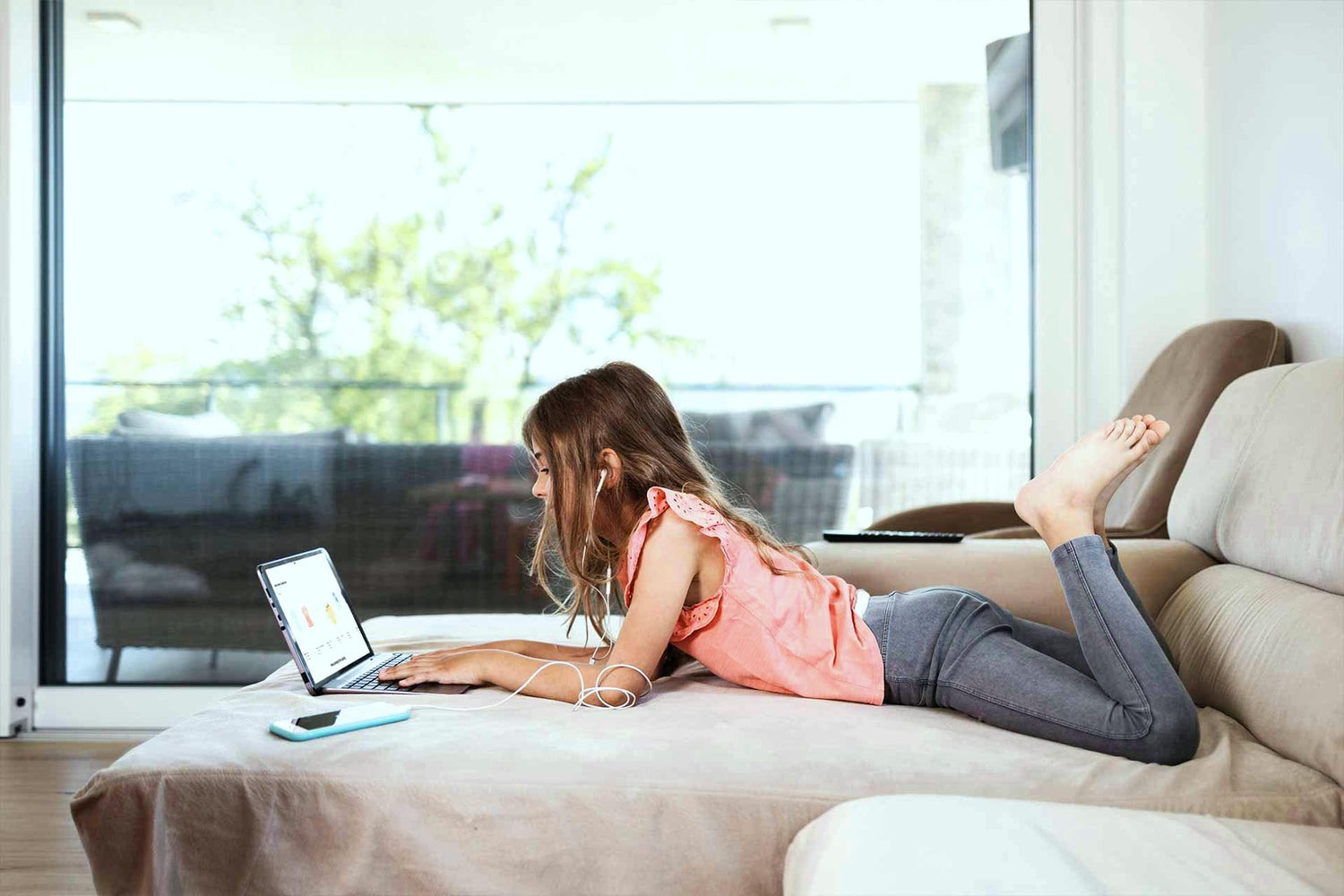 Kind nutzt Laptop im Wohnzimmer – frühe Mediennutzung und biologische Reizverarbeitung im Alltag.