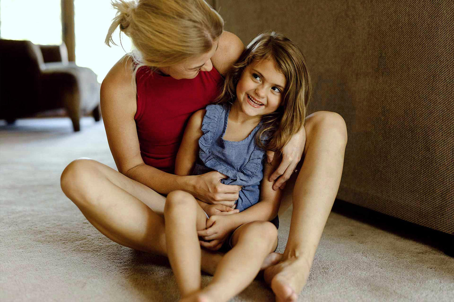 Mutter und Kind in inniger Nähe – Geborgenheit als Grundlage für Balance.