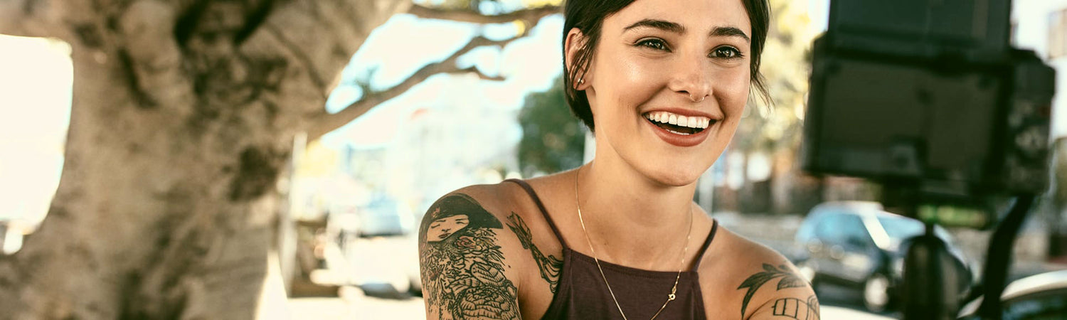 Lächelnde Frau im urbanen Umfeld – Sinnbild für Gemeinschaft, Begeisterung und Partnerschaft mit Beyond Matter.