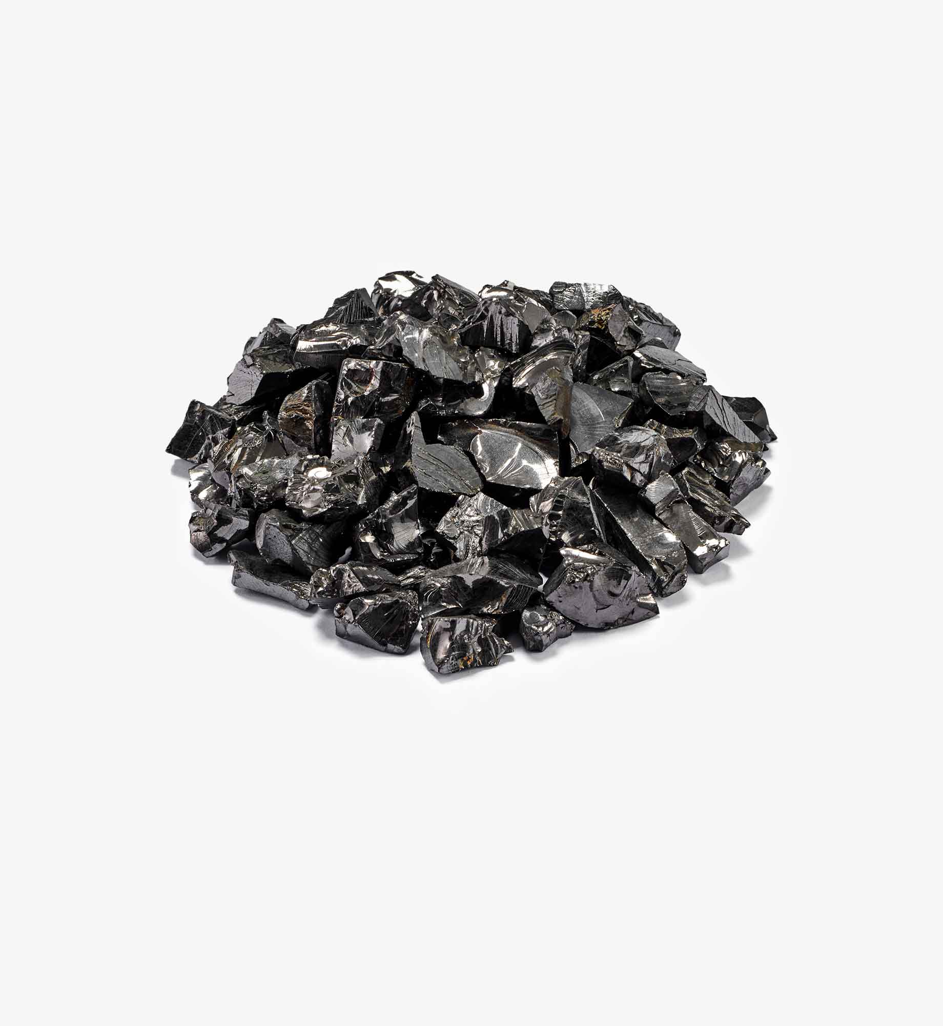 Steine Arielle aus EssenceX-Edelschungit von Beyond Matter, freigestellt auf hellem Hintergrund.