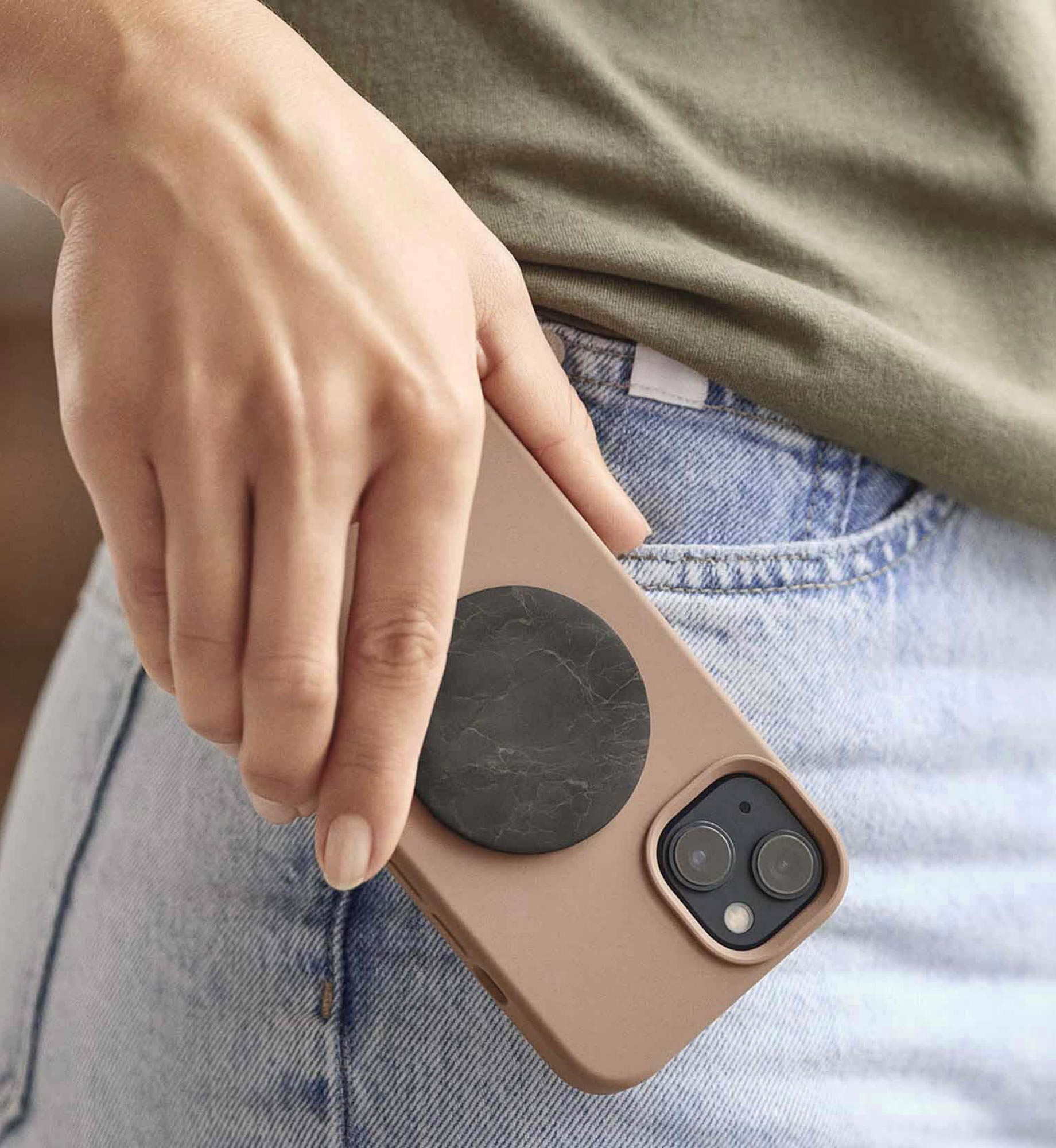 Chip Ava aus EssenceX-Schungit von Beyond Matter auf der Rückseite eines Smartphones angebracht.