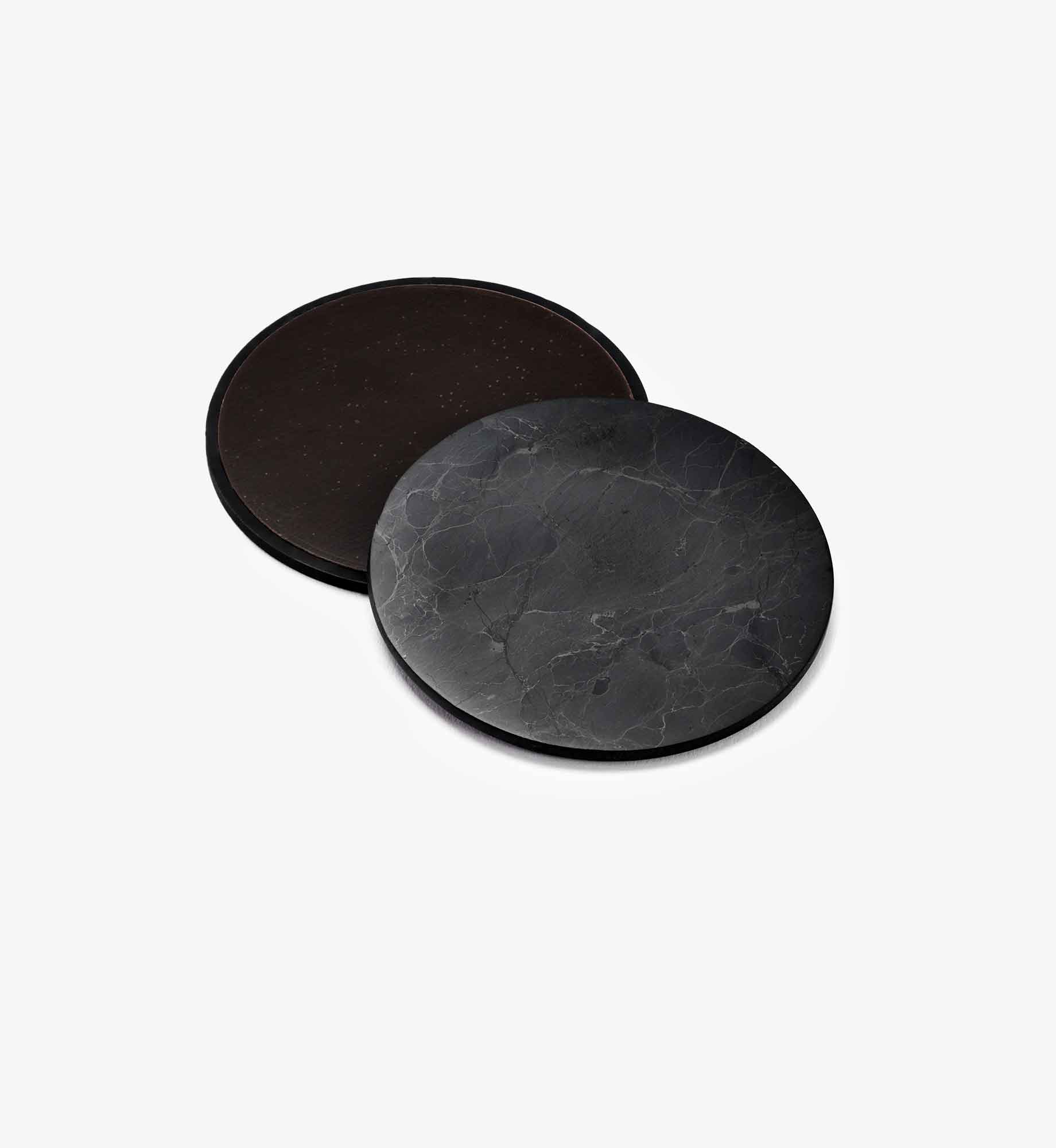 Vorder- und Rückseite des Chips Ava aus EssenceX-Schungit von Beyond Matter mit selbstklebender Rückseite.