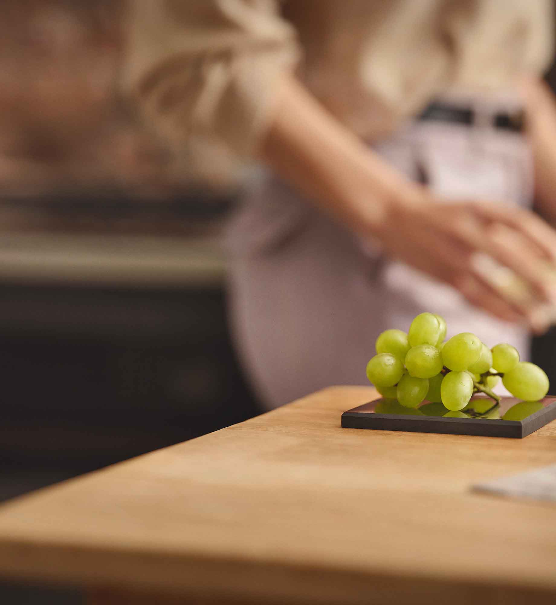 Platte Lotte aus EssenceX-Schungit von Beyond Matter unter Lebensmitteln in einer Küche.