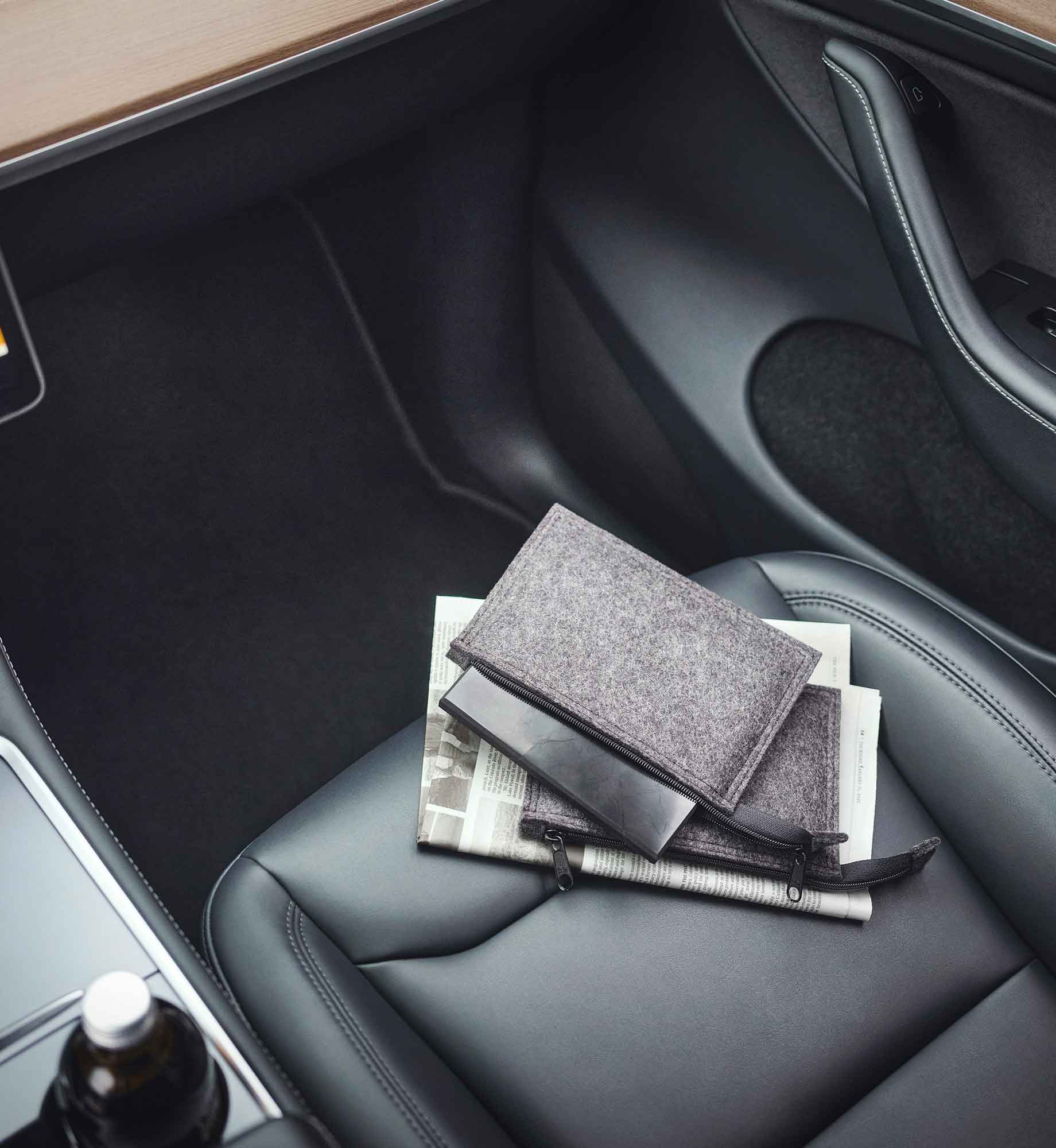 Platten Max aus EssenceX-Schungit von Beyond Matter mit Filz-Etui im Fahrzeuginnenraum.