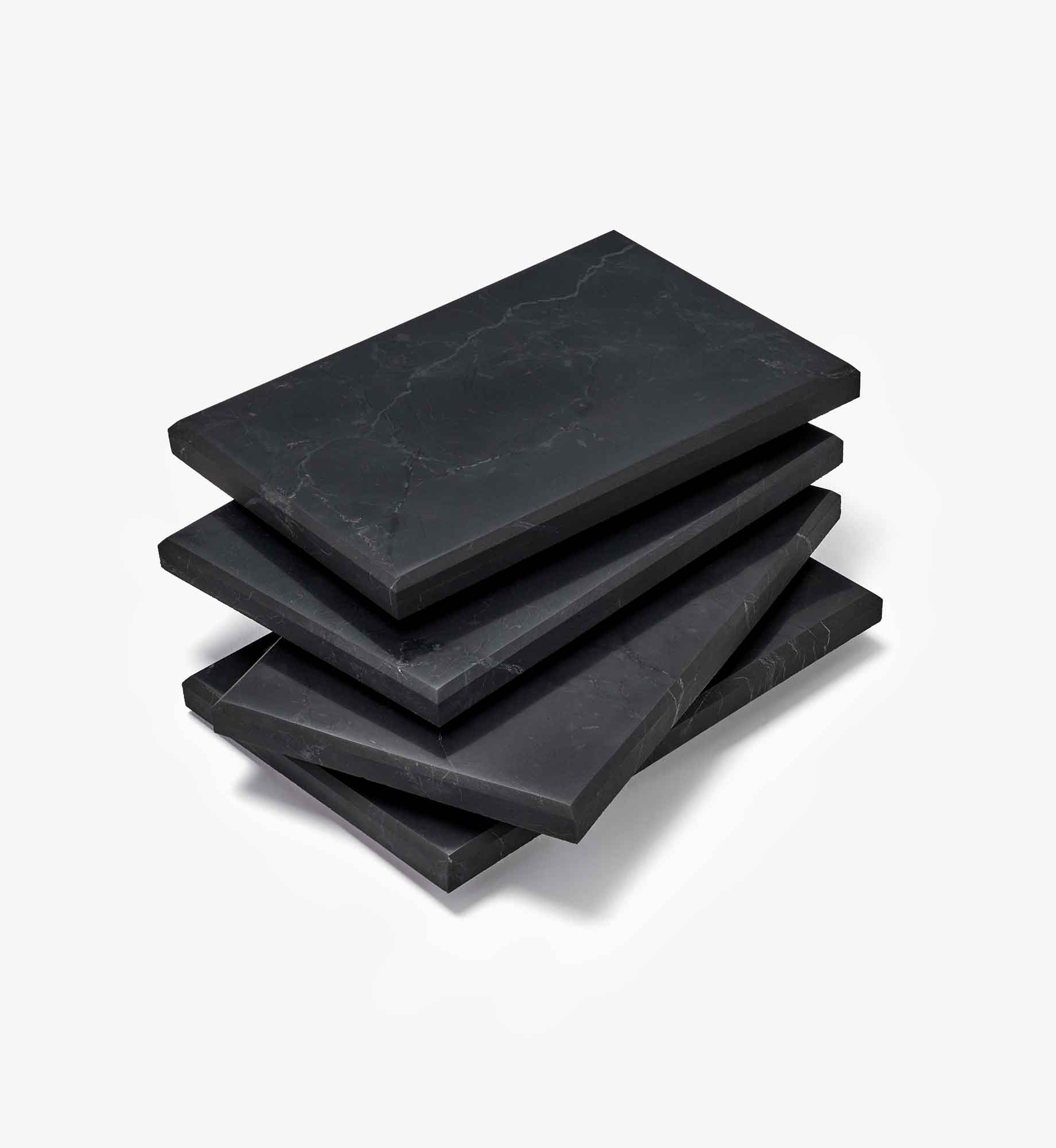 Vier gestapelte Platten Max aus EssenceX-Schungit von Beyond Matter.