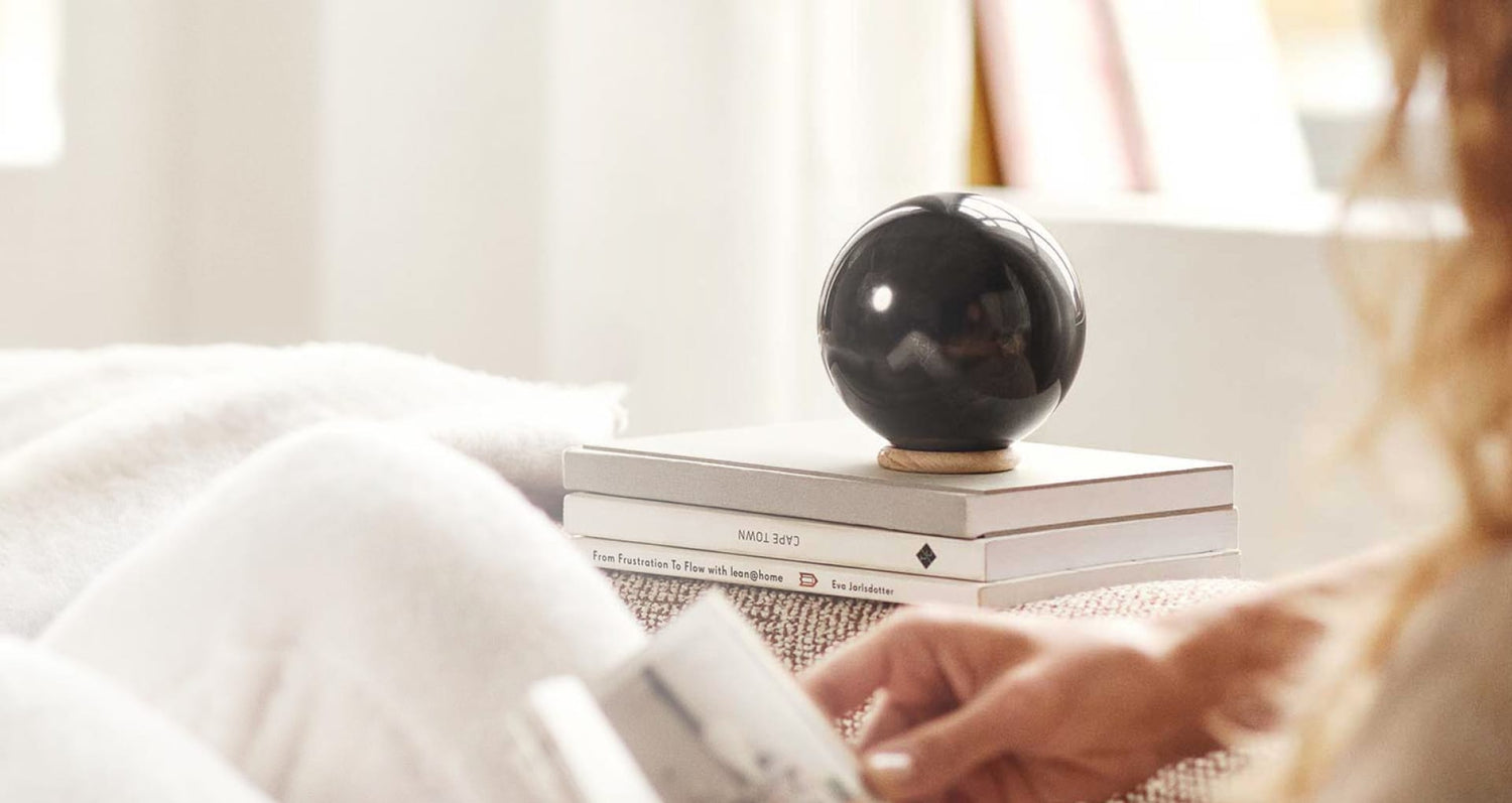 Kugel Samson als Objekt im Wohnraum – ruhige Präsenz in einer entspannten Umgebung.