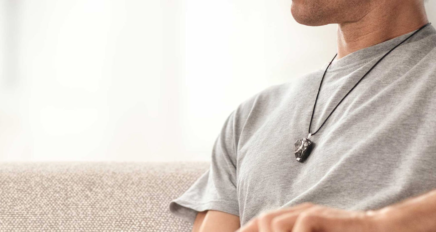 Anhänger Sol aus ungeschliffenem EssenceX-Edelschungit von Beyond Matter, getragen am Körper.