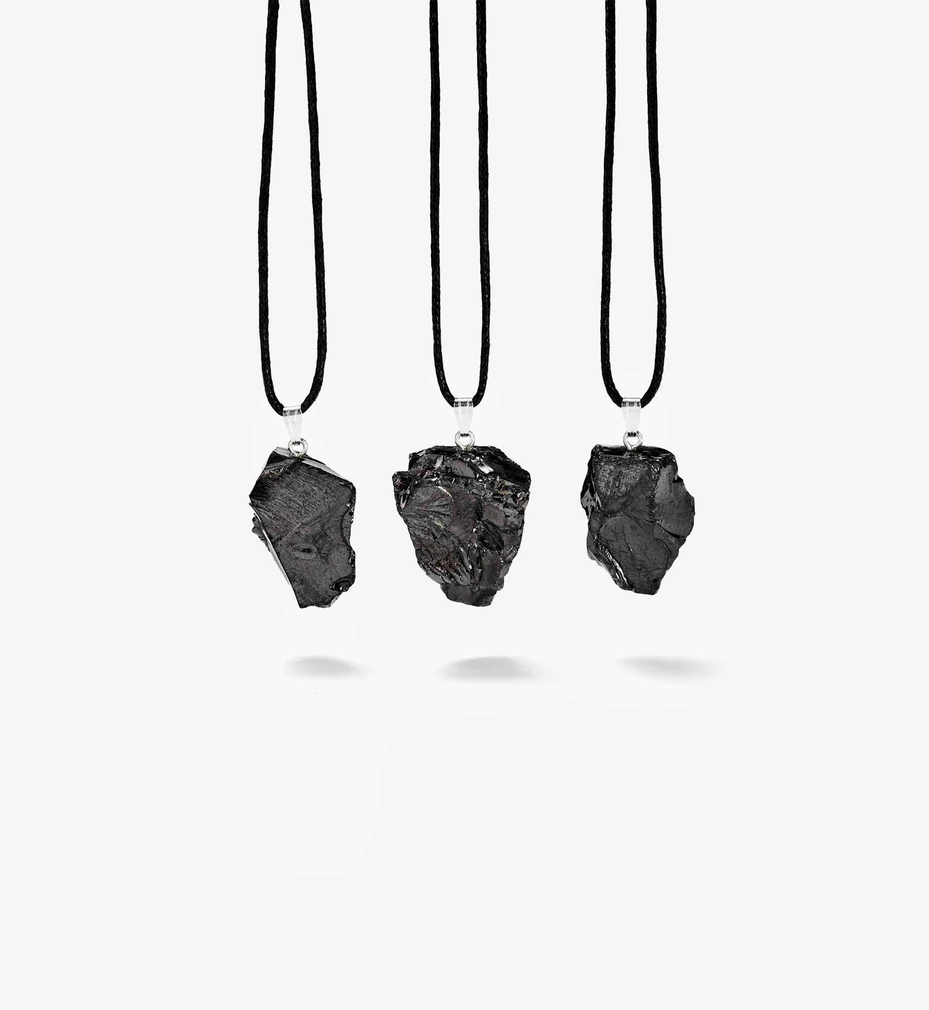 Mehrere Anhänger Sol aus ungeschliffenem EssenceX-Edelschungit von Beyond Matter.