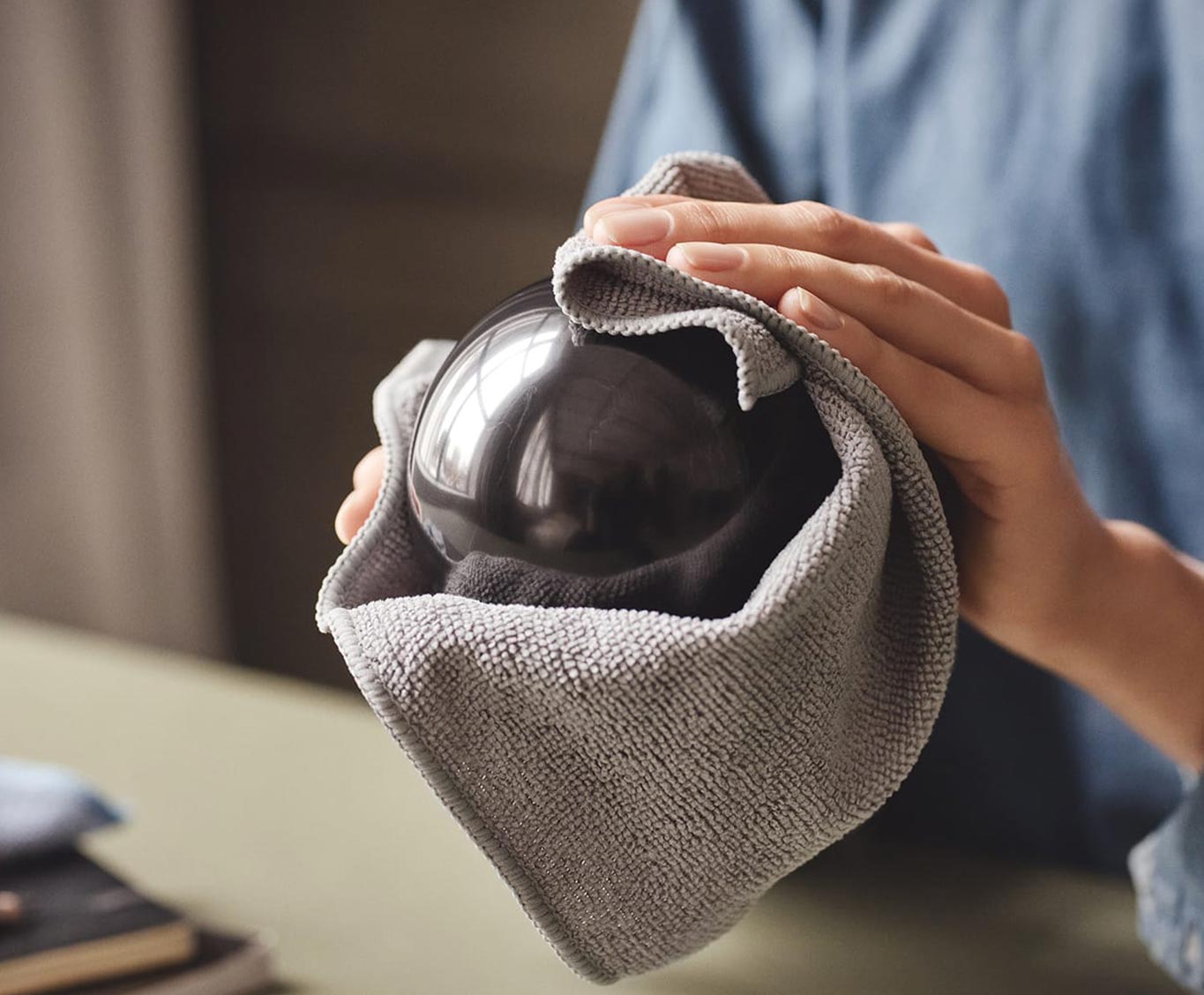 Eine Kugel Samson wird händisch poliert - Symbol für Herkunft, Qualität und Wertigkeit