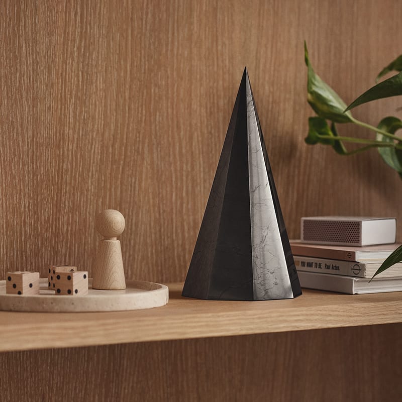 Schungit-Pyramide Ra von Beyond Matter im Wohnraum – EMF-Schutz für Arbeits- und Lebensbereiche.