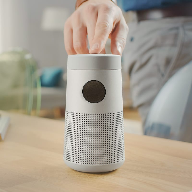 Smartes Gerät, entstört mit Beyond Matter-Chip Stella im Wohnraum – Schutz vor Elektrosmog im vernetzten Zuhause.