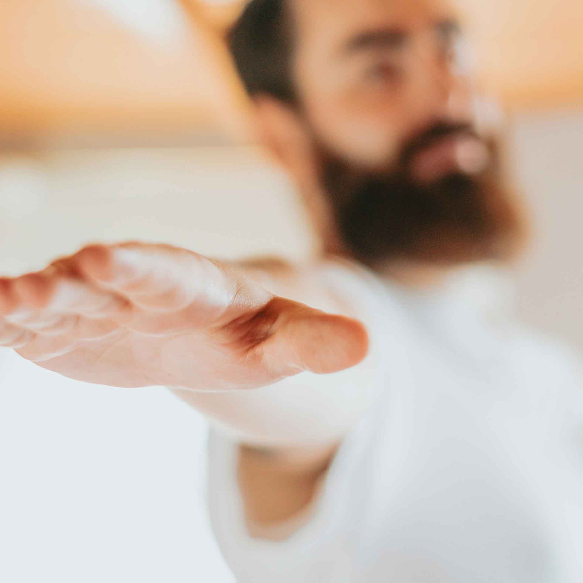 Mann mit ausgestreckter Hand – Sinnbild für innere Balance, Ruhe und Harmonie.