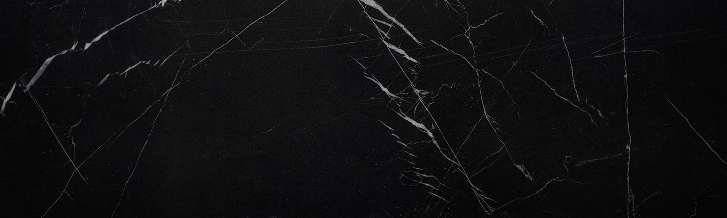 Abstrakte Bühne zur EssenceX-Technologie von Beyond Matter – Sinnbild für Transformation, Struktur und energetische Ordnung.