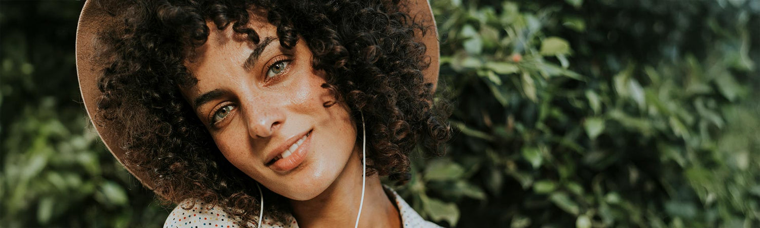 Porträt einer entspannten Frau in der Natur – Sinnbild für Lebensenergie, innere Balance und Wohlbefinden.