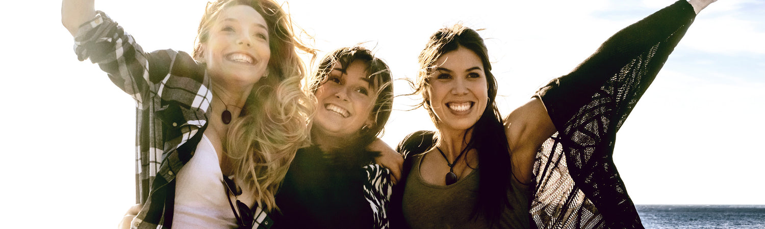 Drei lachende Frauen im Freien – Sinnbild für Nähe, Vertrauen und persönliche Beratung bei Beyond Matter.
