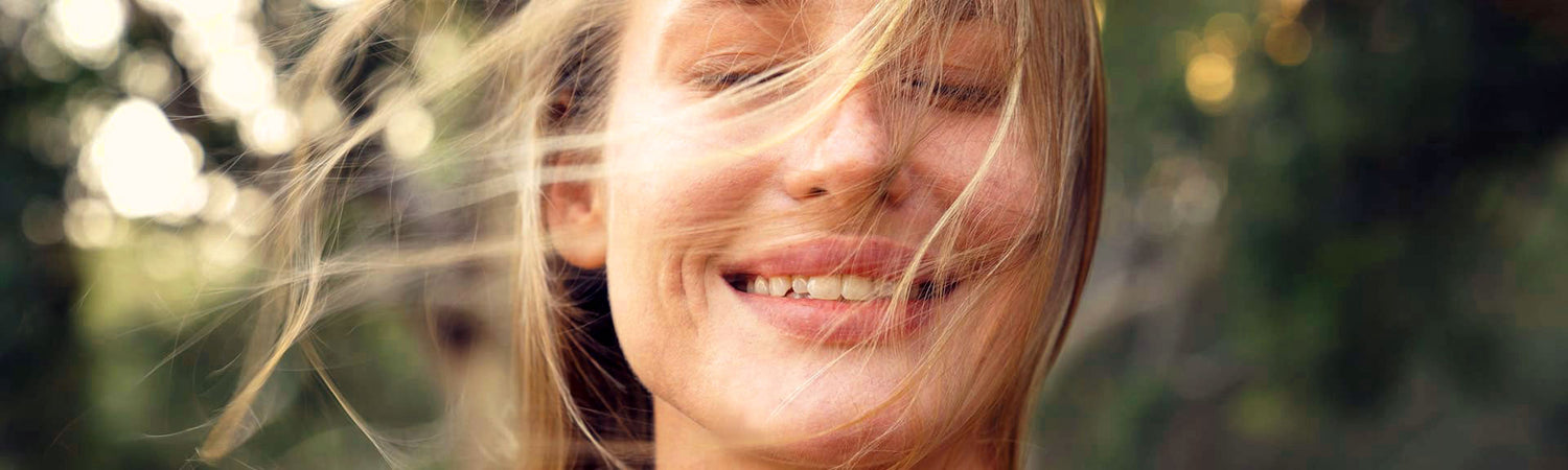 Natürliches Porträt einer Frau – Sinnbild für Vertrauen, Forschung und wissenschaftliche Auseinandersetzung bei Beyond Matter.