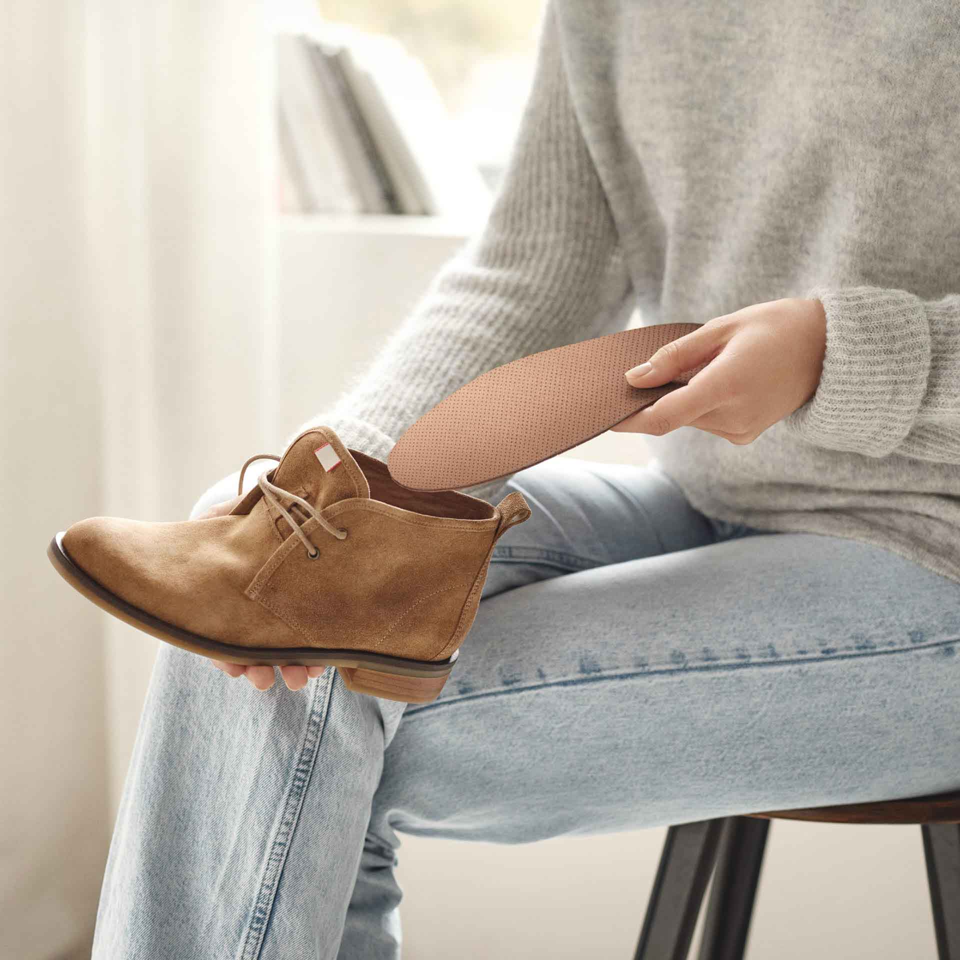 Einlegesohle wird in einen Schuh eingelegt – Vorbereitung für einen ganzheitlichen Schutz im Alltag.