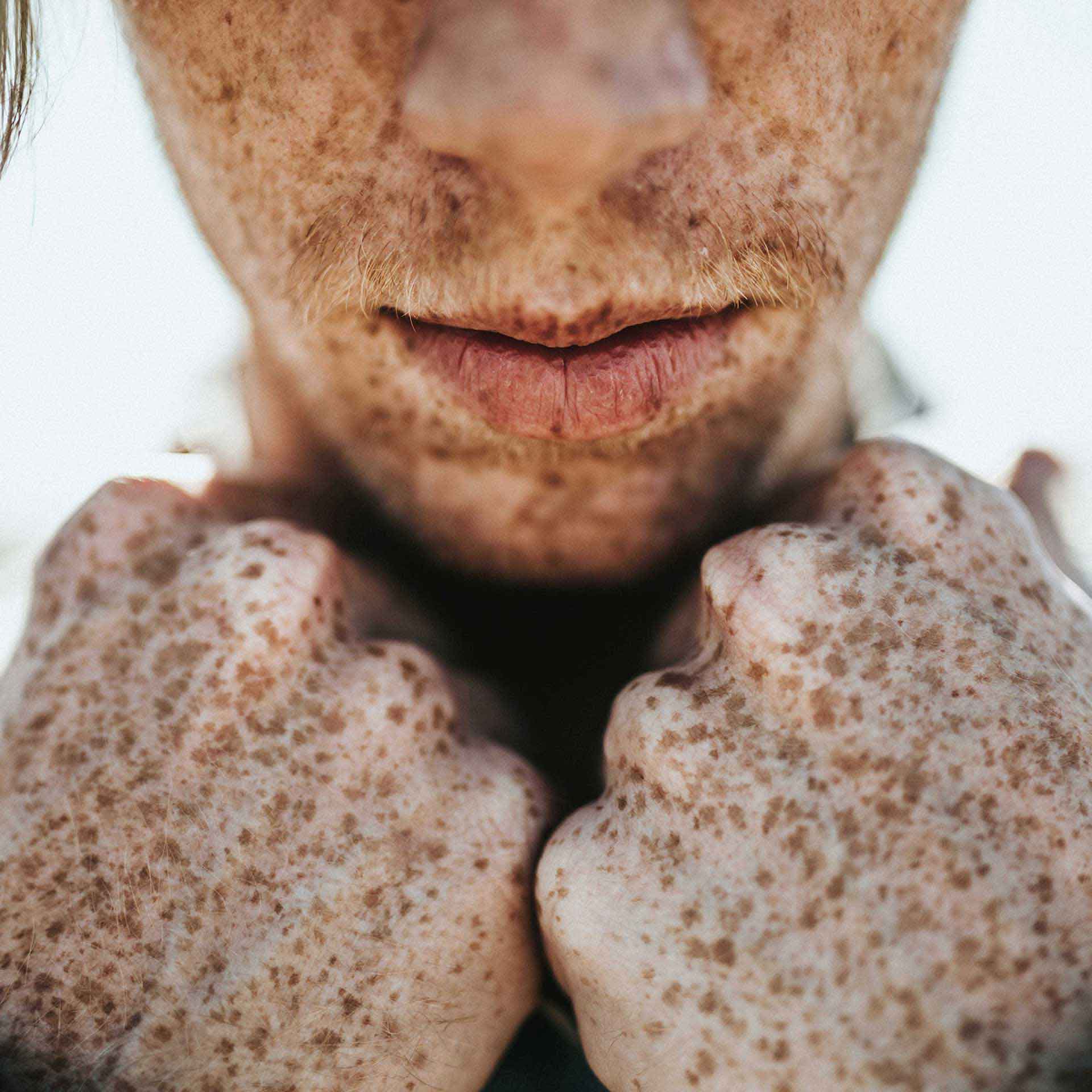 Nahaufnahme eines Menschen – Sinnbild für Körperwahrnehmung, Ruhe und Wohlgefühl.
