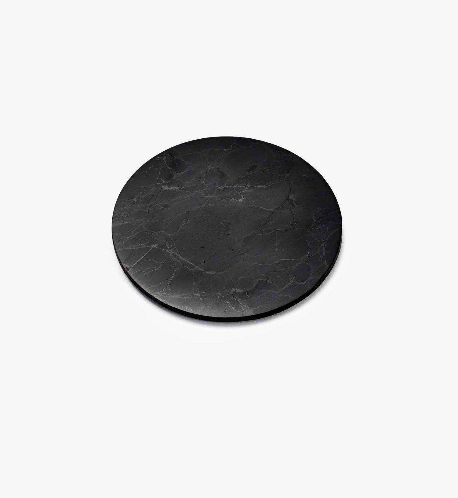 Detailansicht des Chips Ava von Beyond Matter aus EssenceX-Schungit – mit natürlicher Marmorierung und matter Oberfläche.