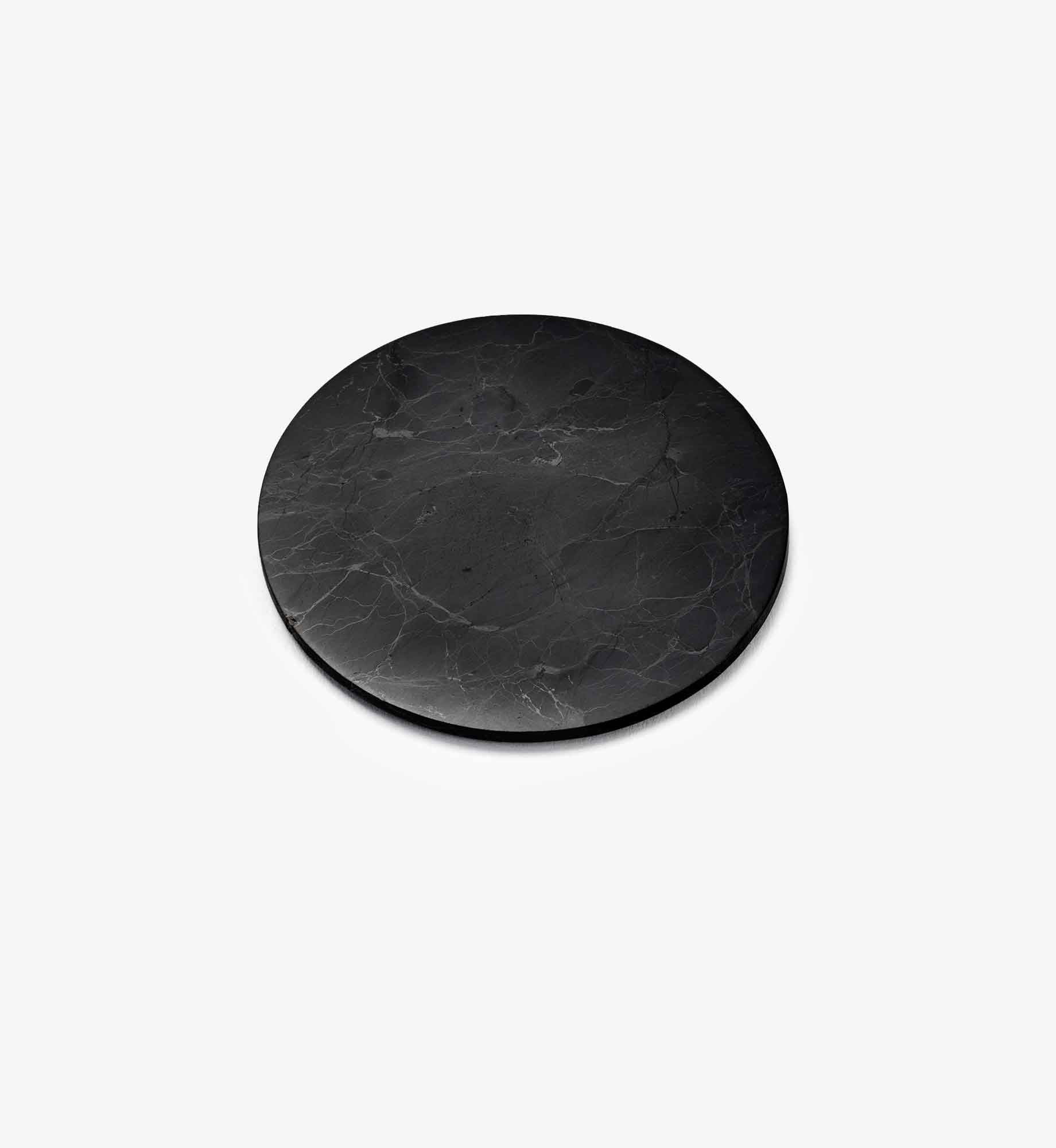 Detailansicht des Chips Ava von Beyond Matter aus EssenceX-Schungit – mit natürlicher Marmorierung und matter Oberfläche.