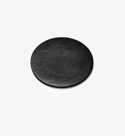 Detailansicht des Chips Ava von Beyond Matter aus EssenceX-Schungit – mit natürlicher Marmorierung und matter Oberfläche.