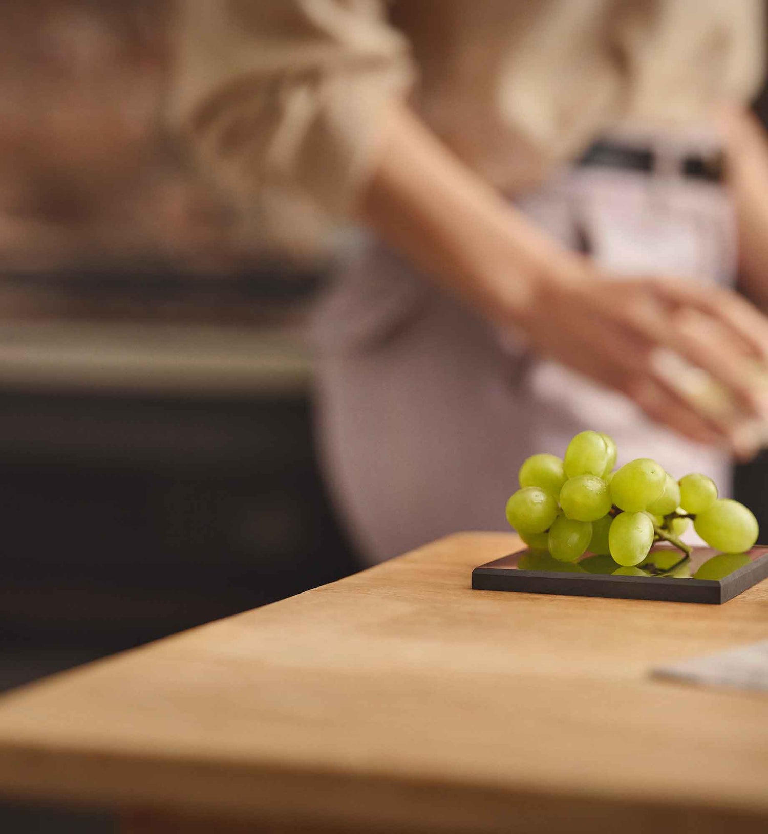 Platte Lotte aus EssenceX-Schungit von Beyond Matter unter Lebensmitteln in einer Küche.