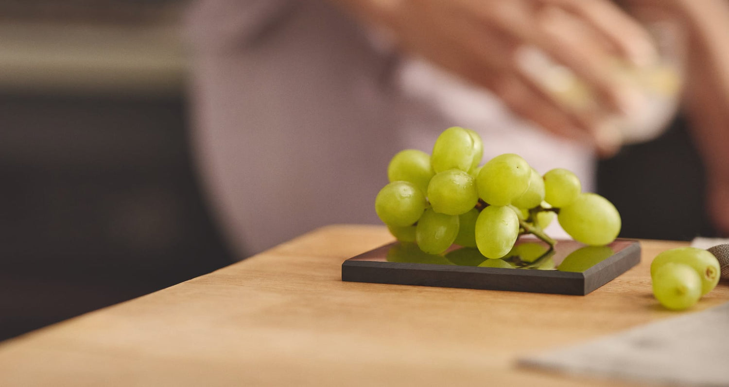 Frische Trauben auf der Lebensmittelplatte Lotte – Anwendung im Alltag zur bewussten Aufbewahrung von Lebensmitteln.