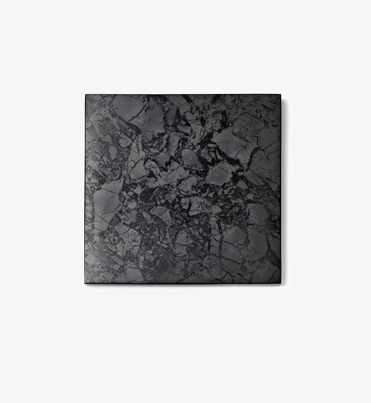 Platte Lotte aus EssenceX-Schungit von Beyond Matter, freigestellt auf hellem Hintergrund.