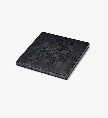 Liegend dargestellte Platte Lotte aus EssenceX-Schungit von Beyond Matter – mit natürlicher Maserung und polierter Oberfläche.