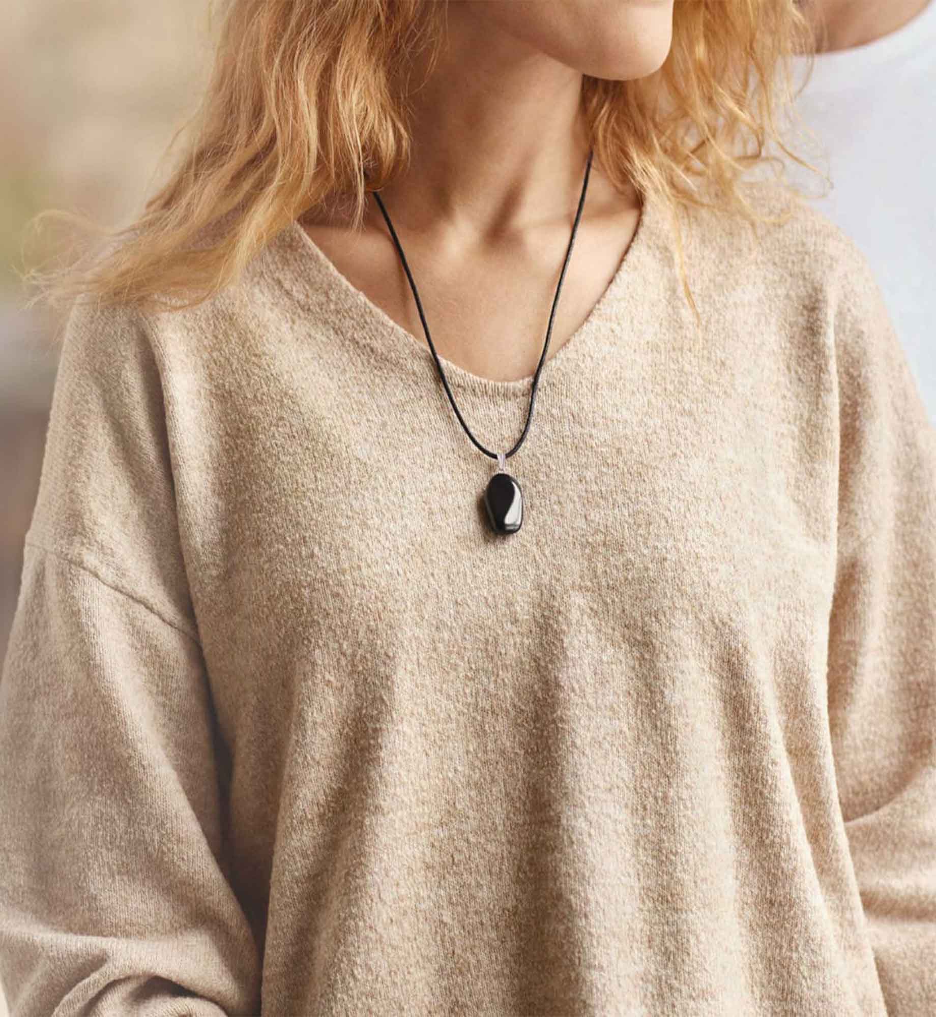 Anhänger Luma aus geschliffenem EssenceX-Schungit von Beyond Matter, getragen am Körper.