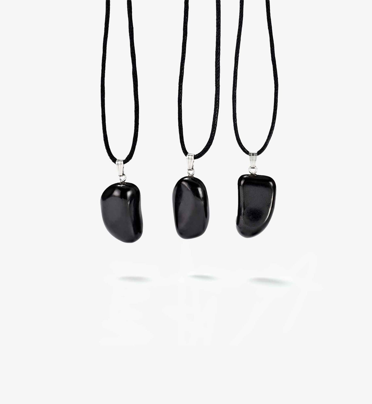 Mehrere Anhänger Luma aus geschliffenem EssenceX-Schungit von Beyond Matter.