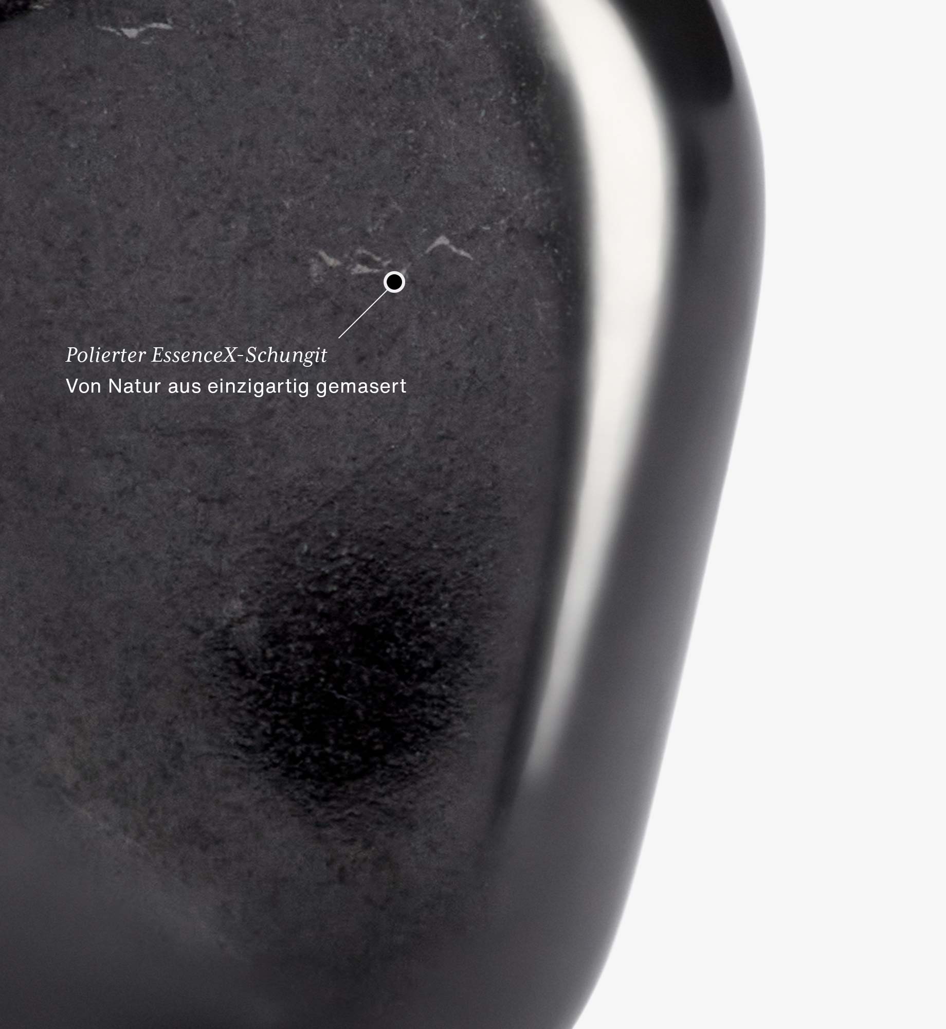 Detailansicht des Anhängers Luma aus EssenceX-Schungit von Beyond Matter – mit natürlicher Maserung und polierter Oberfläche.