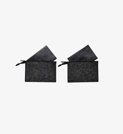 Platten Max aus EssenceX-Schungit von Beyond Matter, Set mit zwei Platten, freigestellt auf hellem Hintergrund.