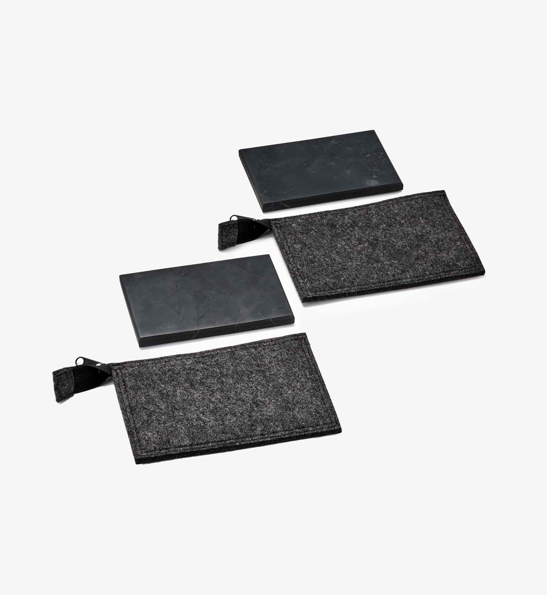 Zwei liegende Platten Max aus EssenceX-Schungit mit Filz-Etui von Beyond Matter.