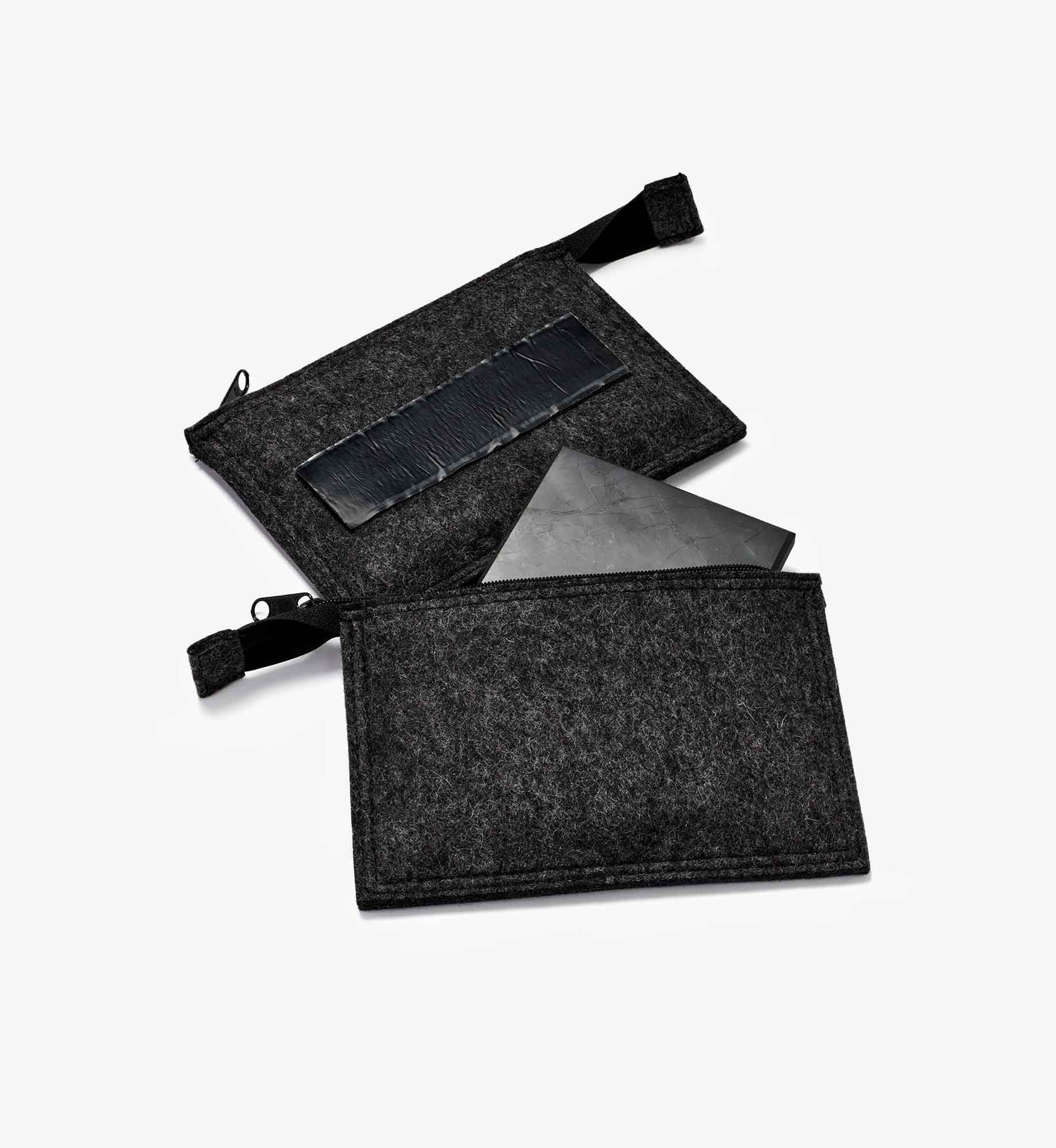 Zwei liegende Platten Max aus EssenceX-Schungit mit Filz-Etui von Beyond Matter.