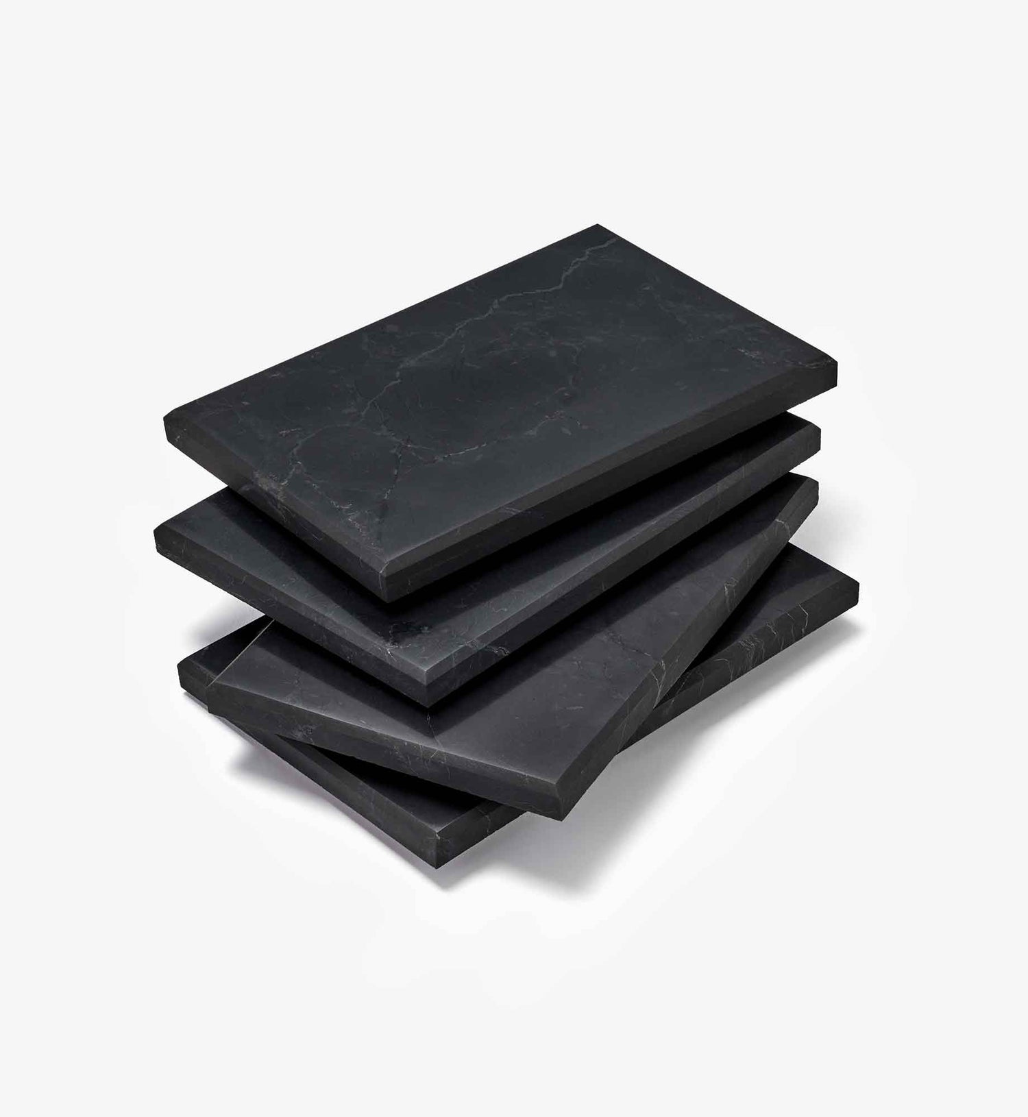 Vier gestapelte Platten Max aus EssenceX-Schungit von Beyond Matter.