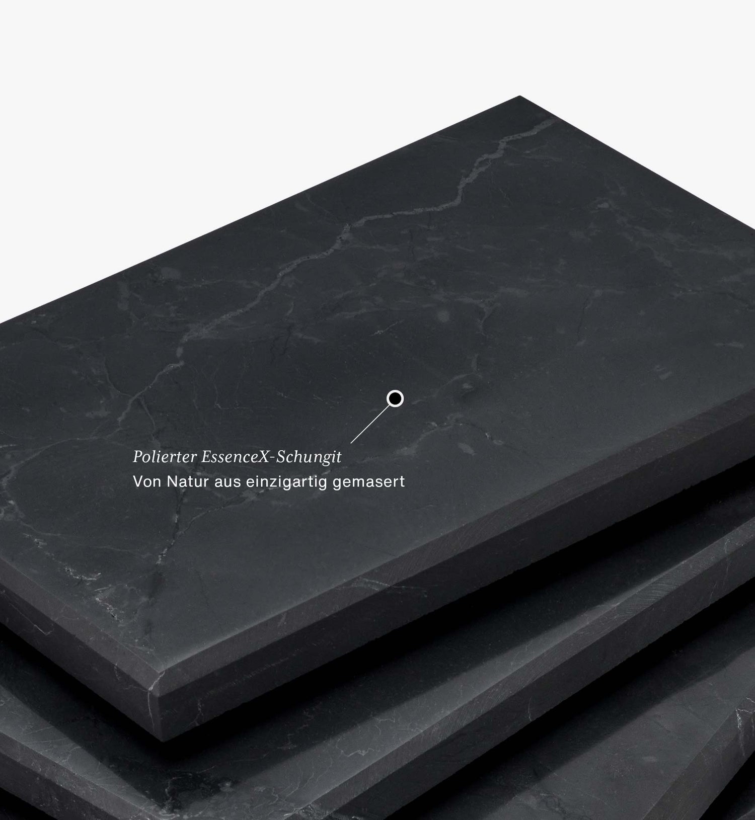 Detailansicht der Autoplatten Max aus EssenceX-Schungit von Beyond Matter – mit natürlicher Maserung und polierter Oberfläche.