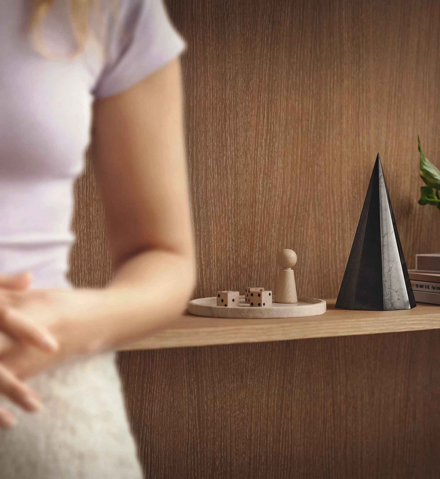 Pyramide Ra (achteckig) aus EssenceX-Schungit von Beyond Matter als Objekt in einem Büro.