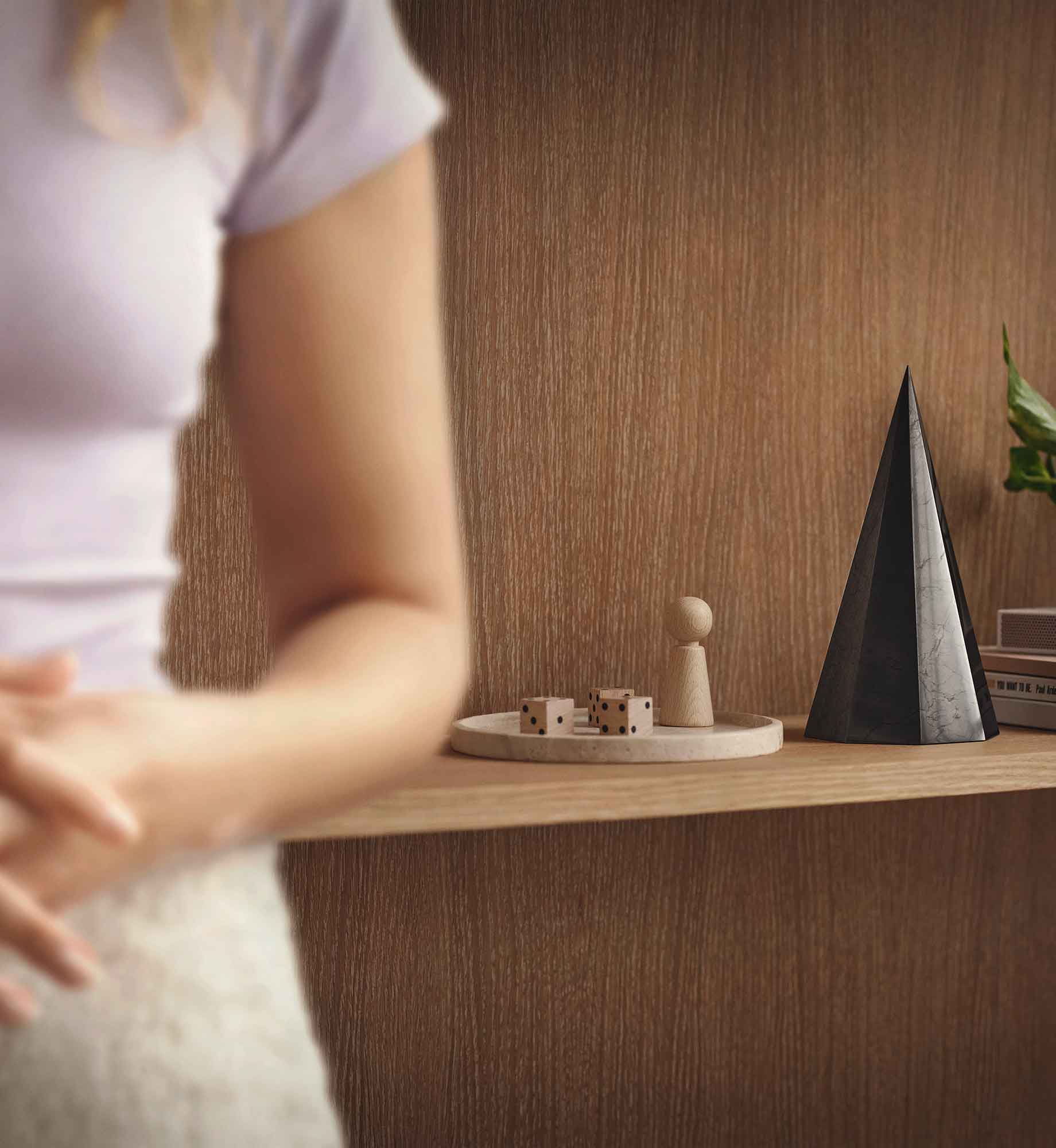 Pyramide Ra (achteckig) aus EssenceX-Schungit von Beyond Matter als Objekt in einem Büro.