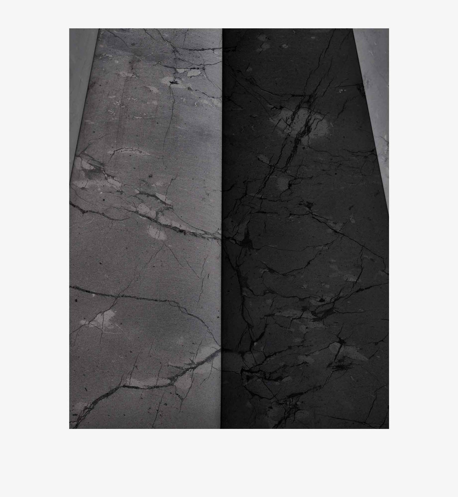 Detailansicht der Pyramide Ra (achteckig) aus EssenceX-Schungit von Beyond Matter – mit natürlicher Maserung und polierter Oberfläche.