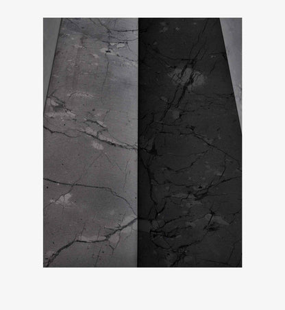 Detailansicht der Pyramide Ra (achteckig) aus EssenceX-Schungit von Beyond Matter – mit natürlicher Maserung und polierter Oberfläche.