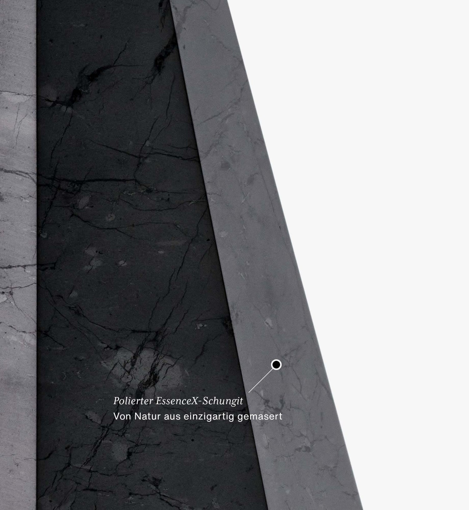 Detailansicht der Pyramide Ra aus EssenceX-Schungit von Beyond Matter – mit natürlicher Maserung und polierter Oberfläche.