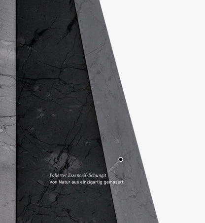 Detailansicht der Pyramide Ra aus EssenceX-Schungit von Beyond Matter – mit natürlicher Maserung und polierter Oberfläche.