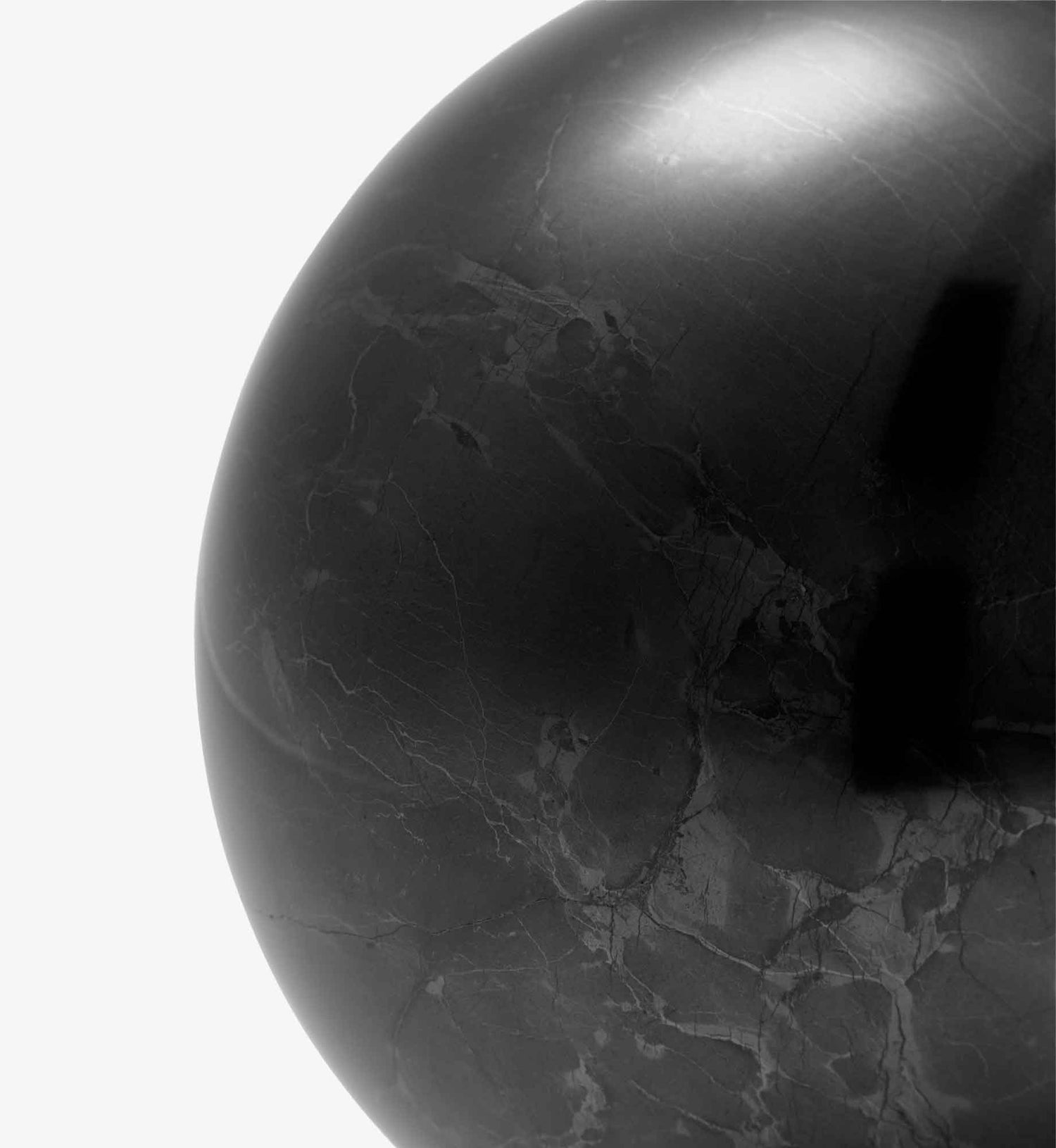 Detailansicht der Kugel Samson aus EssenceX-Schungit von Beyond Matter – mit natürlicher Maserung und polierter Oberfläche.