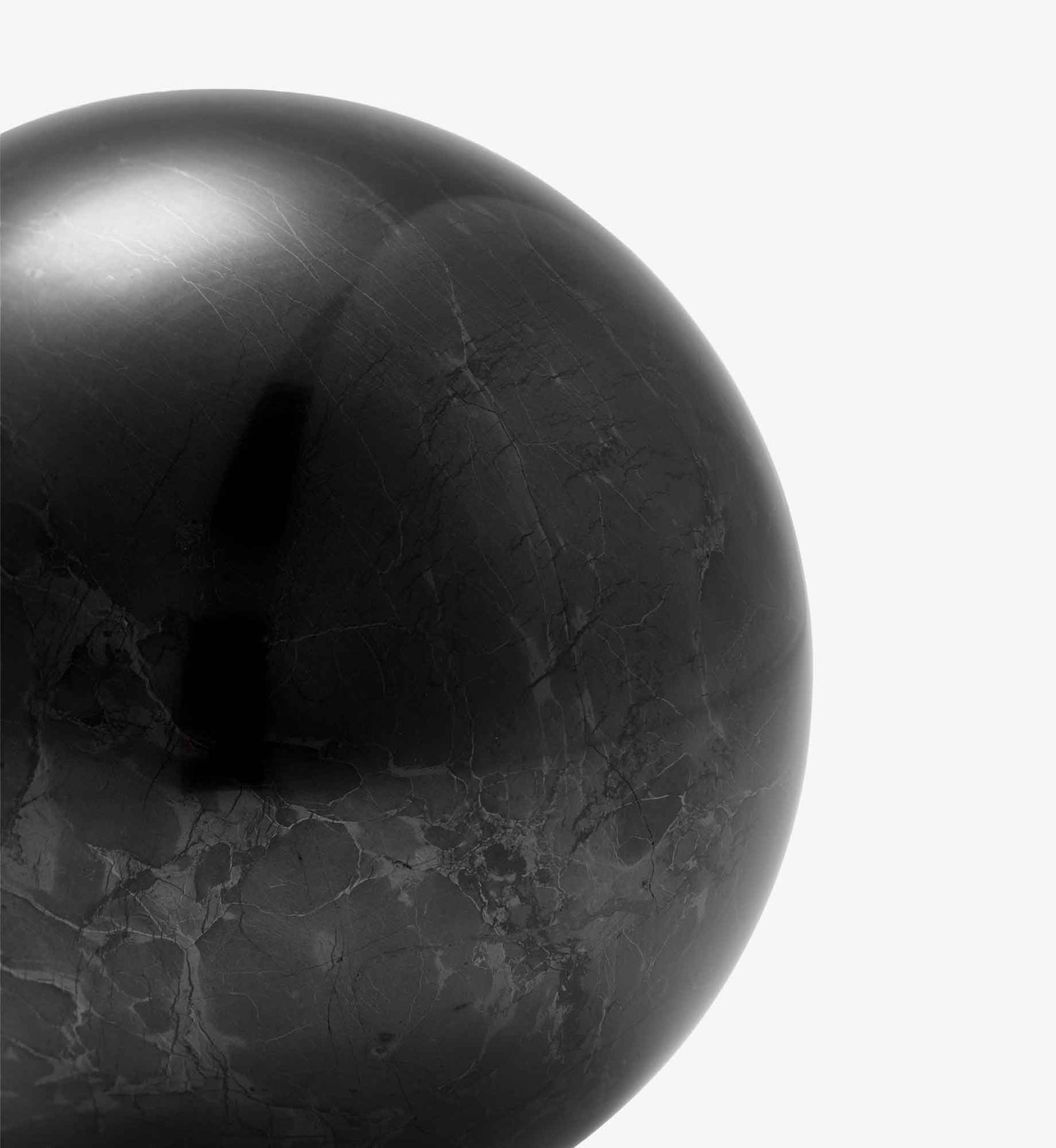 Detailansicht der Kugel Samson aus EssenceX-Schungit von Beyond Matter – mit natürlicher Maserung und polierter Oberfläche.