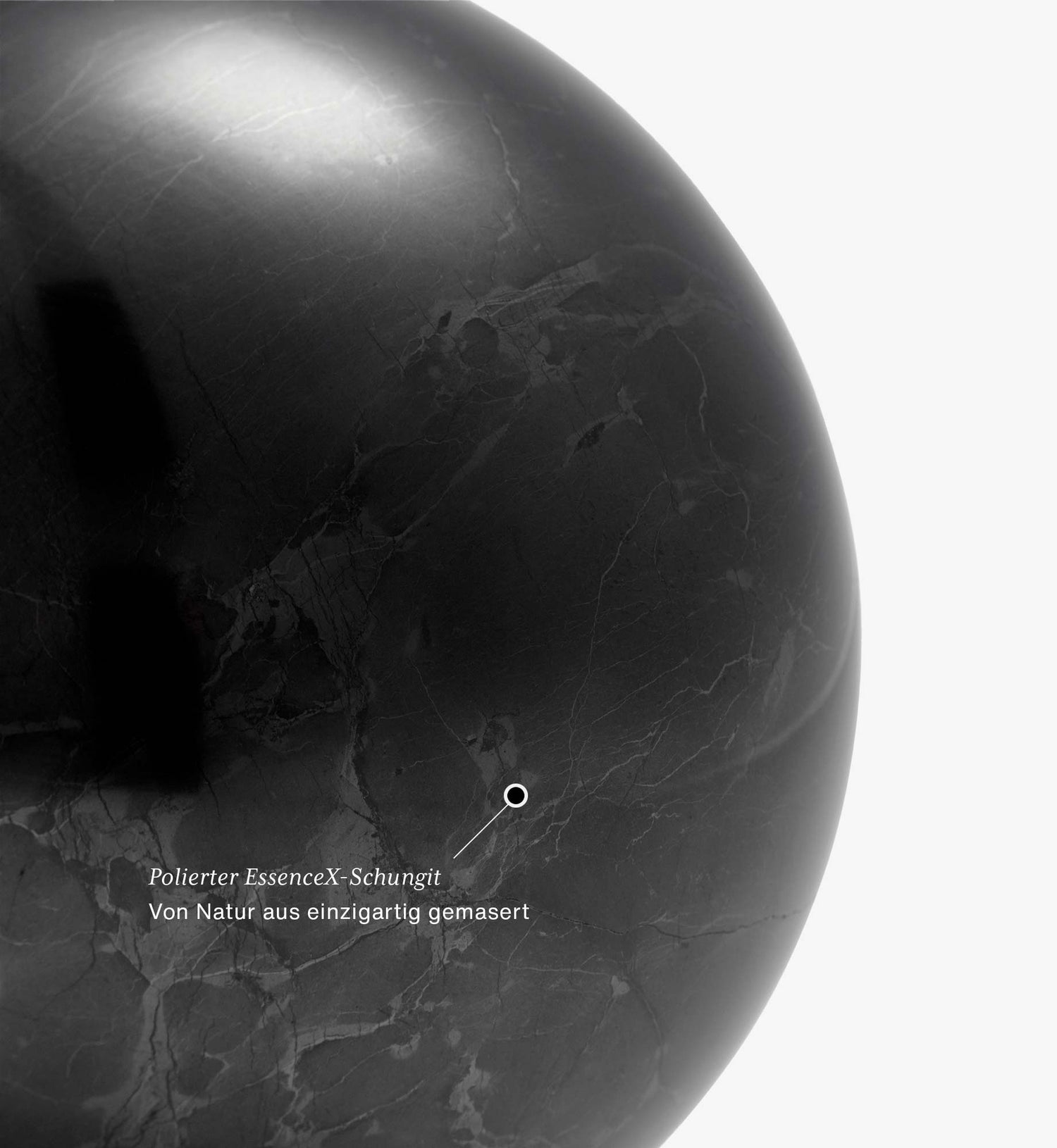 Detailansicht der Kugel Samson aus EssenceX-Schungit von Beyond Matter – mit natürlicher Maserung und polierter Oberfläche.