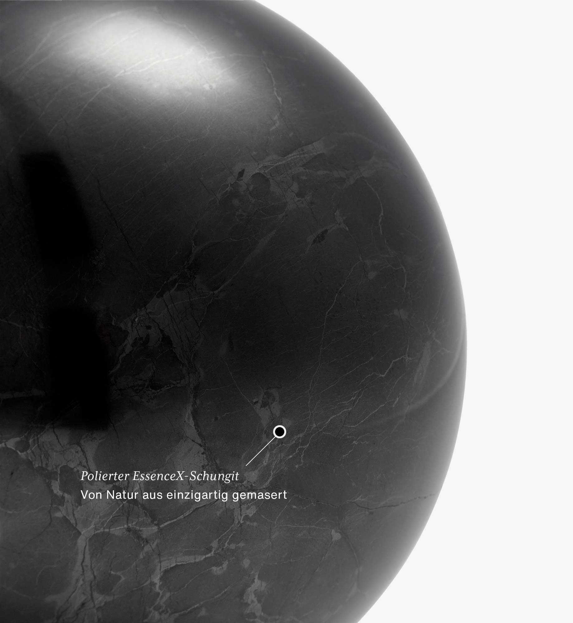 Detailansicht der Kugel Samson aus EssenceX-Schungit von Beyond Matter – mit natürlicher Maserung und polierter Oberfläche.