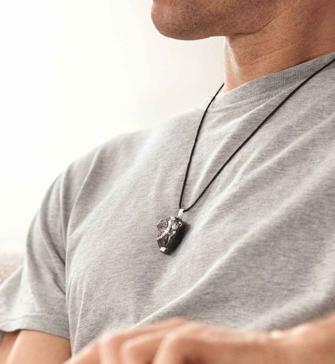 Anhänger Sol aus ungeschliffenem EssenceX-Edelschungit von Beyond Matter, getragen am Körper.