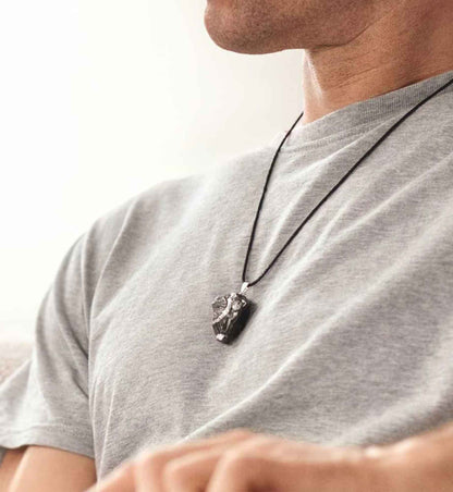 Anhänger Sol aus ungeschliffenem EssenceX-Edelschungit von Beyond Matter, getragen am Körper.